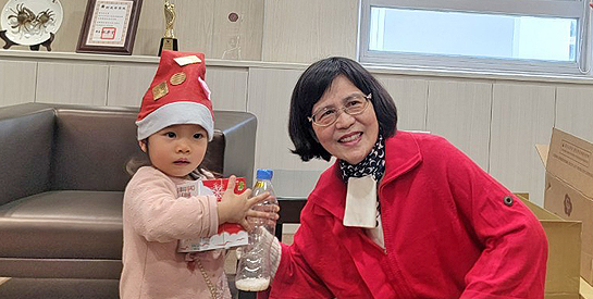 小小天使報佳音，聖誕祝福送溫馨
